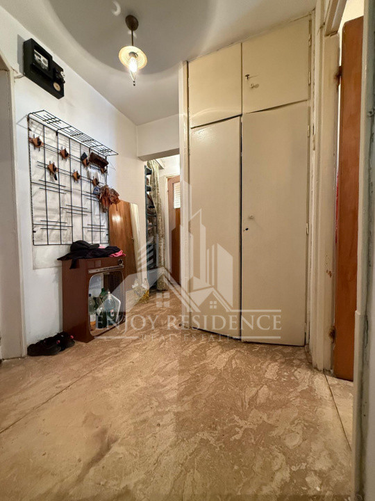 VIS-A-VIS DE METROU! 2 Camere decomandat, 3/8, REABILITAT TERMIC